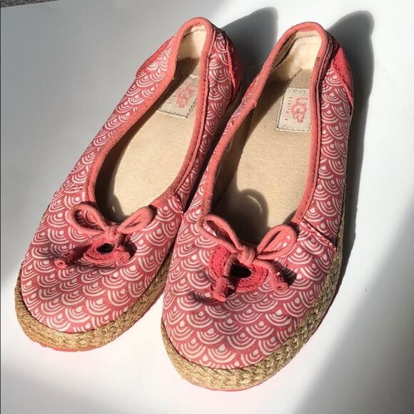 Ugg slip on shoes- size 1 big kids - Picture 3 of 8